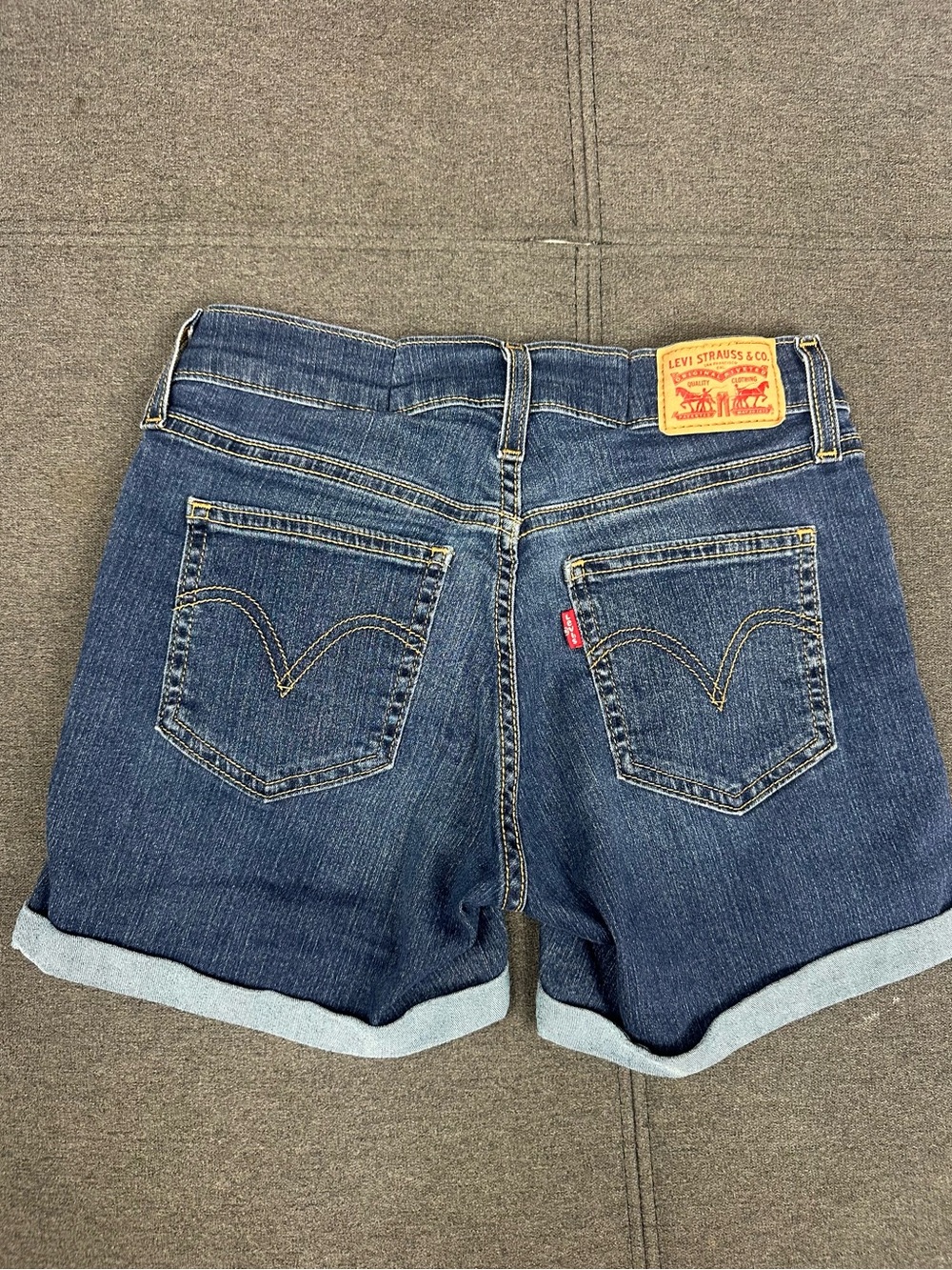 Levi’s Medium Wash Stretch Cuffed Denim Shorts Women’s 26 Mid Rise - Picture 4 of 15